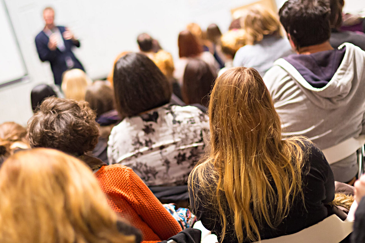 Einige junge Teilnehmer in einem Seminar.